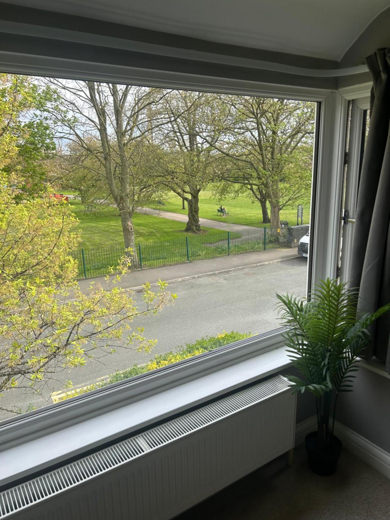 Lovely, Large Double Bedroom With Park View In Home Hazel Grove Eksteriør billede