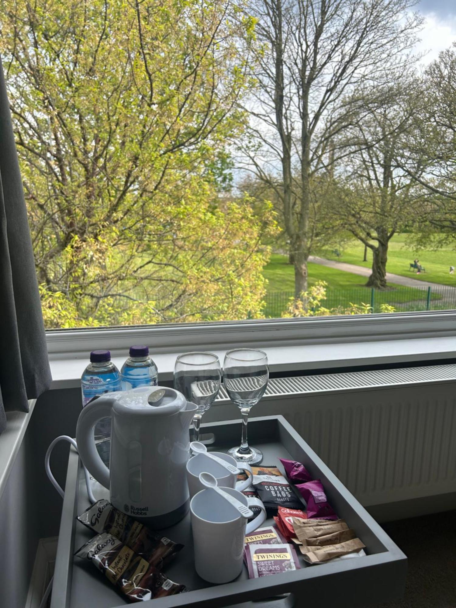Lovely, Large Double Bedroom With Park View In Home Hazel Grove Eksteriør billede