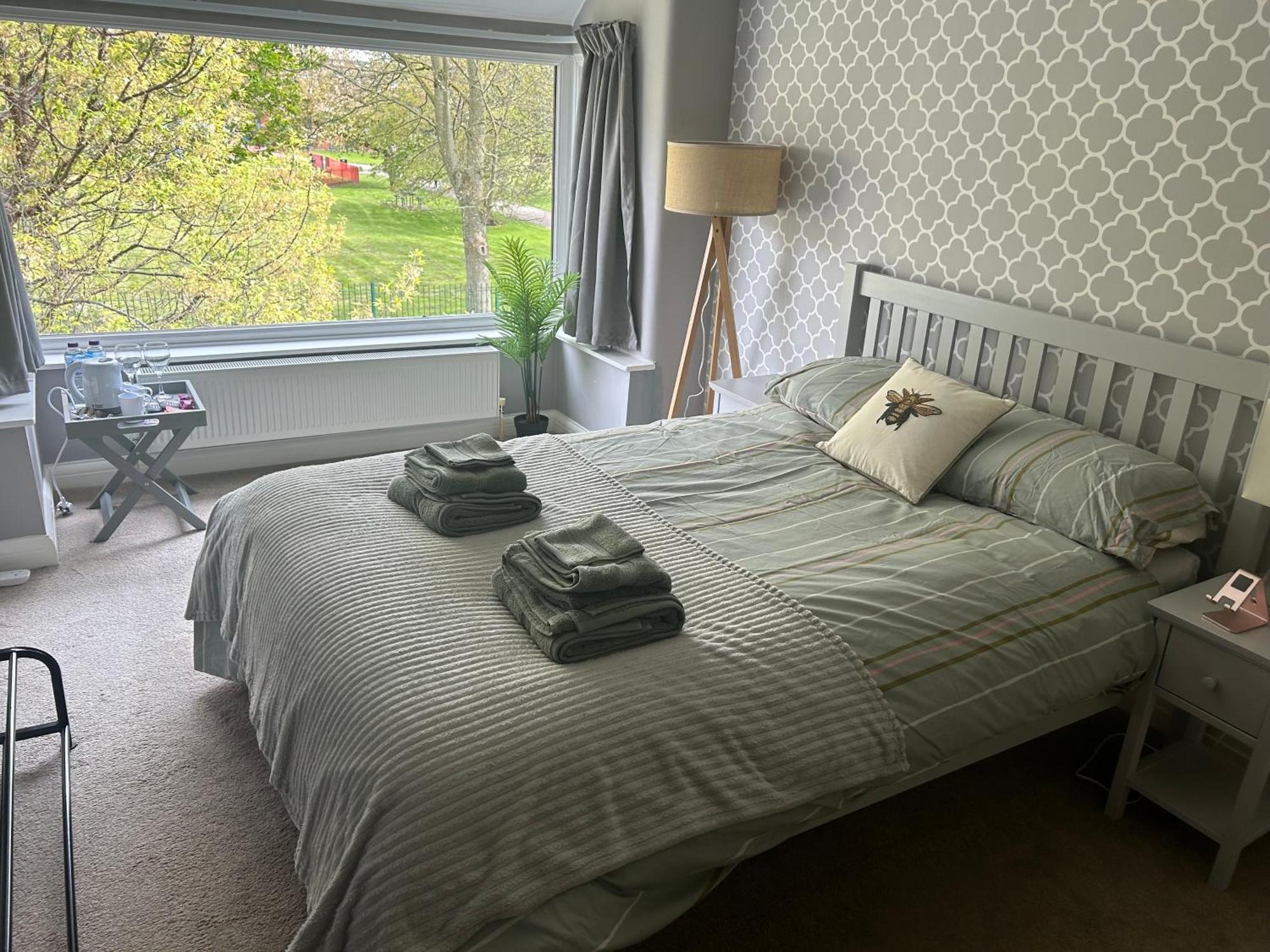 Lovely, Large Double Bedroom With Park View In Home Hazel Grove Eksteriør billede