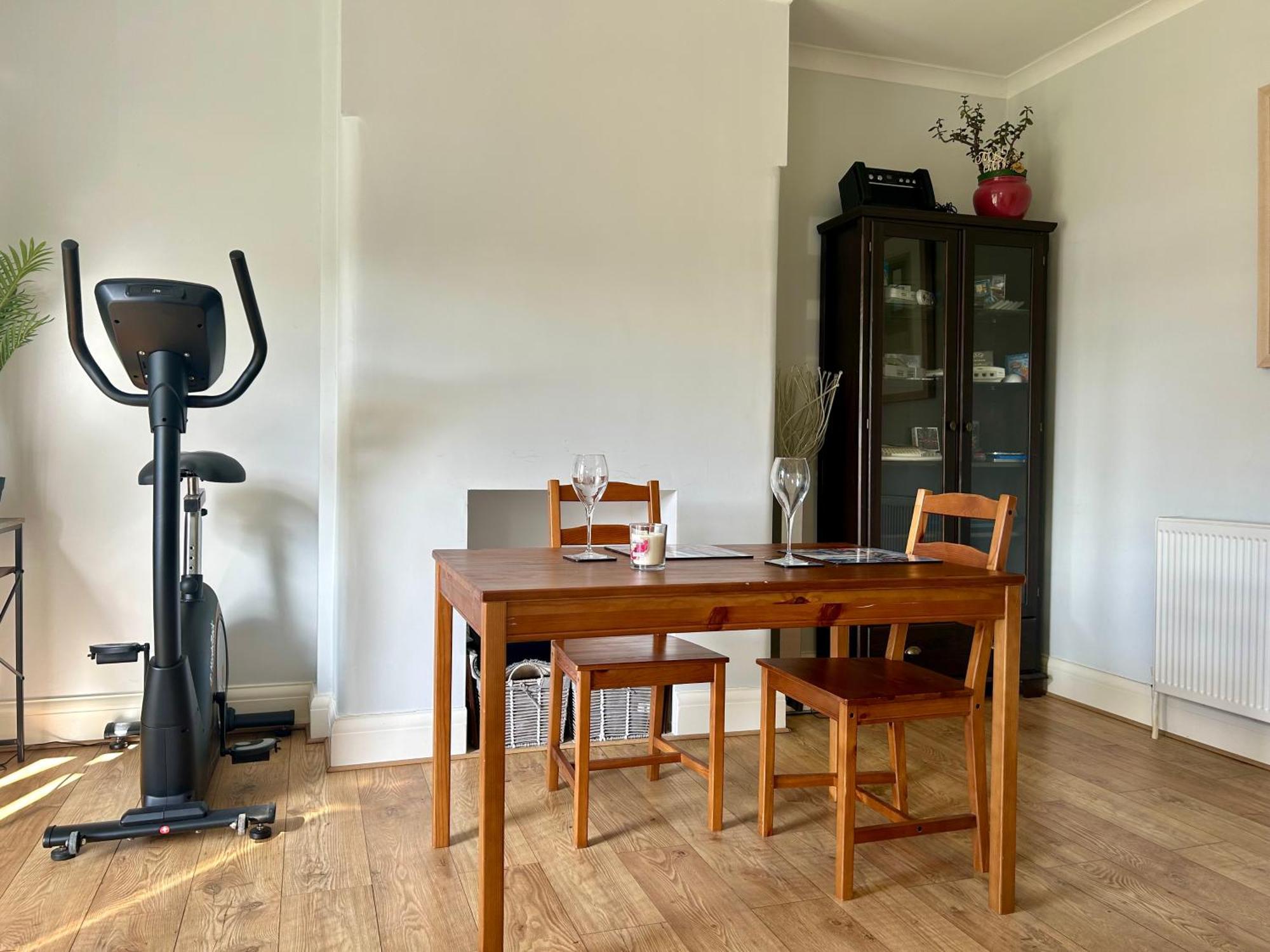 Lovely, Large Double Bedroom With Park View In Home Hazel Grove Eksteriør billede