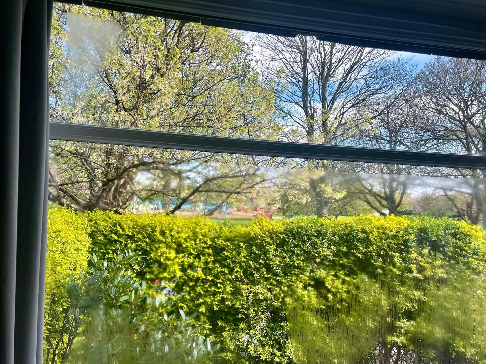 Lovely, Large Double Bedroom With Park View In Home Hazel Grove Eksteriør billede